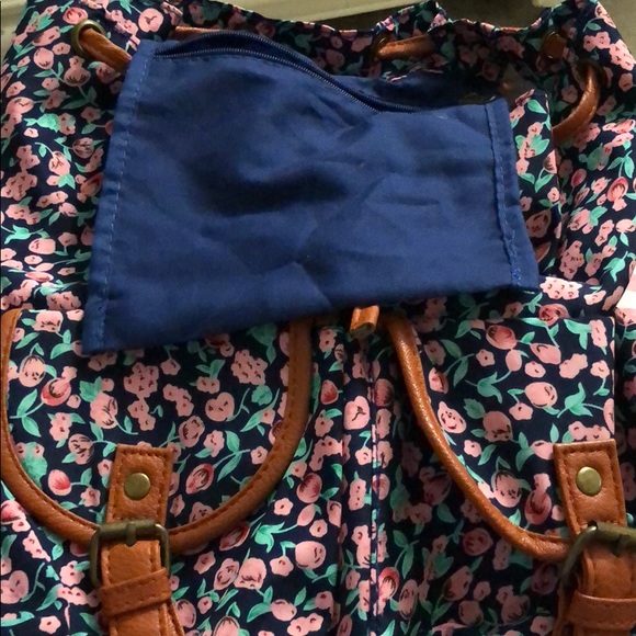 A FLOWER bag! W/ POCKETs! In good condition! - Picture 4 of 4